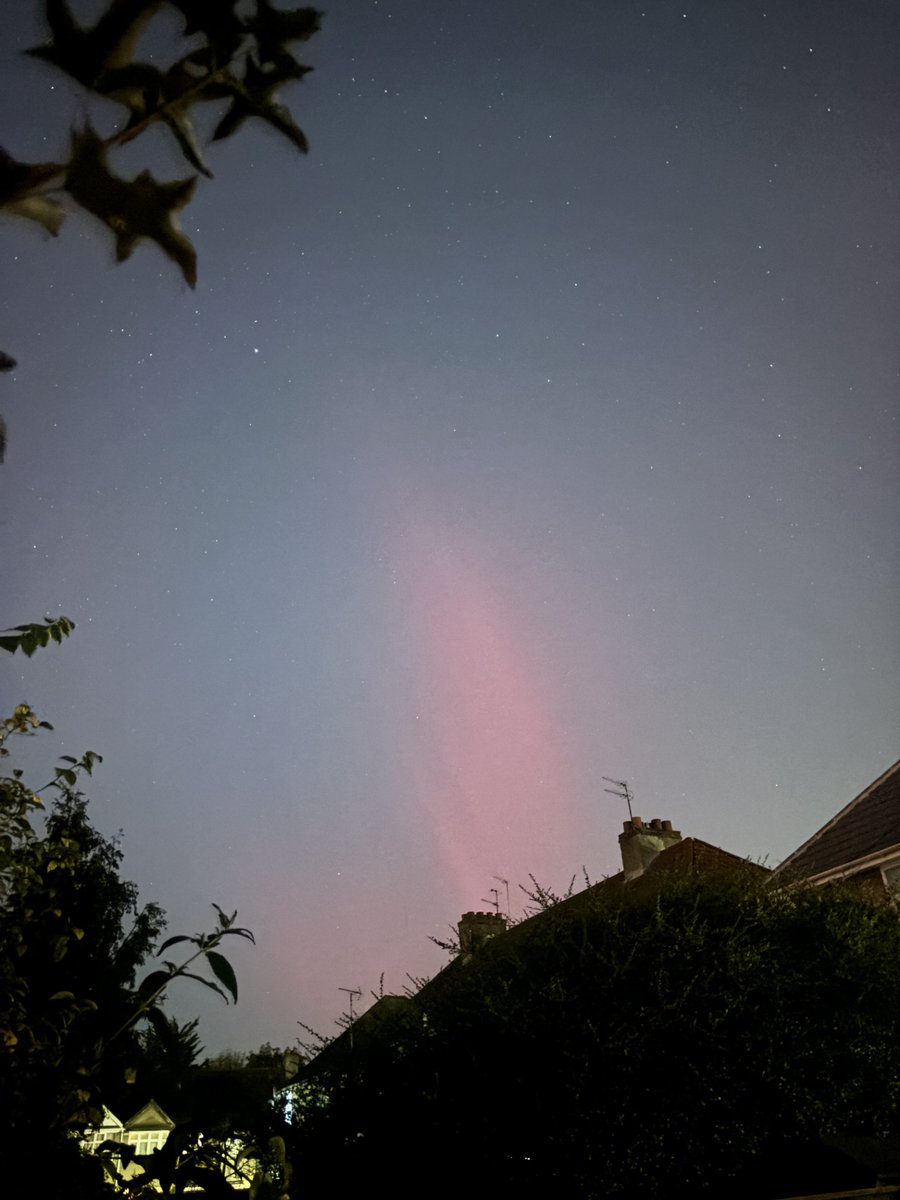 From the back garden in Harrow #northernlights 

I think you can see a little bit of magnetic field line structure in there