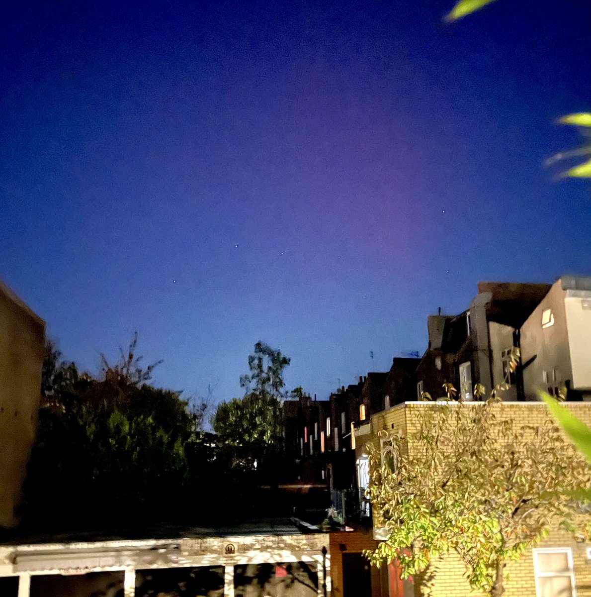 Well I never - glimpses of the aurora in light polluted north London… #northernlights