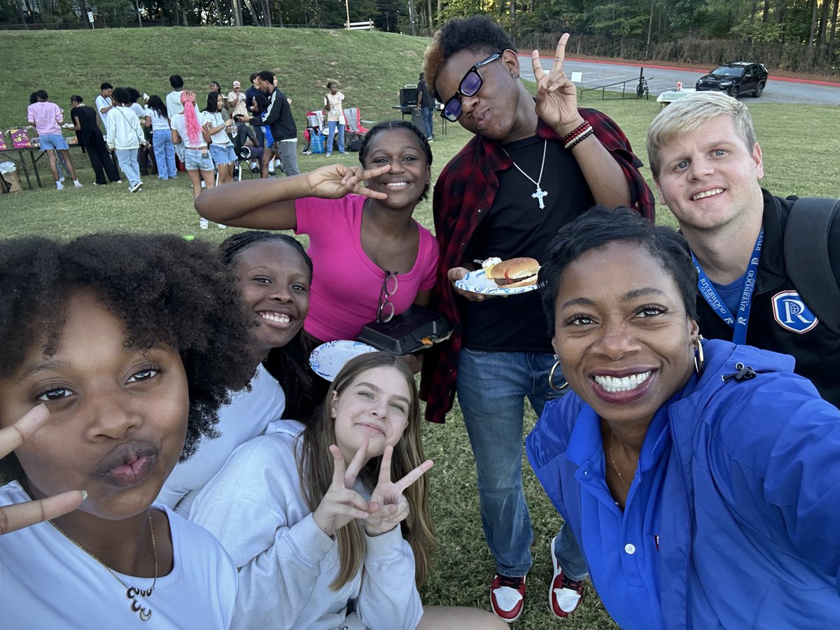 BSU tailgate is a big hit!! Music, games, dancing and a great burger on the grill!! Let’s go Raiders!!💙