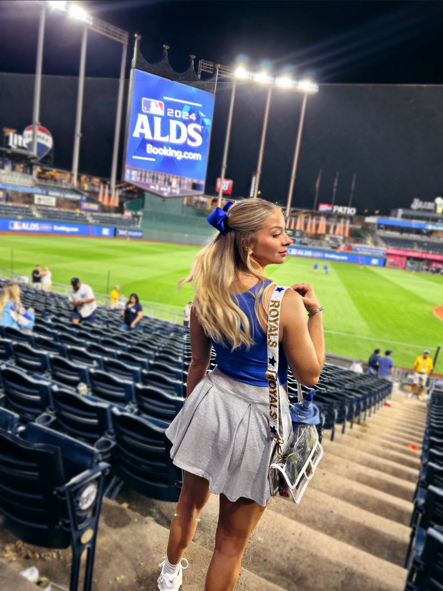 HayleyLewis_'s tweet image. 💙⚾️💙

Let’s do this KC‼️ #ALDS #postseason #kcroyals #yankees