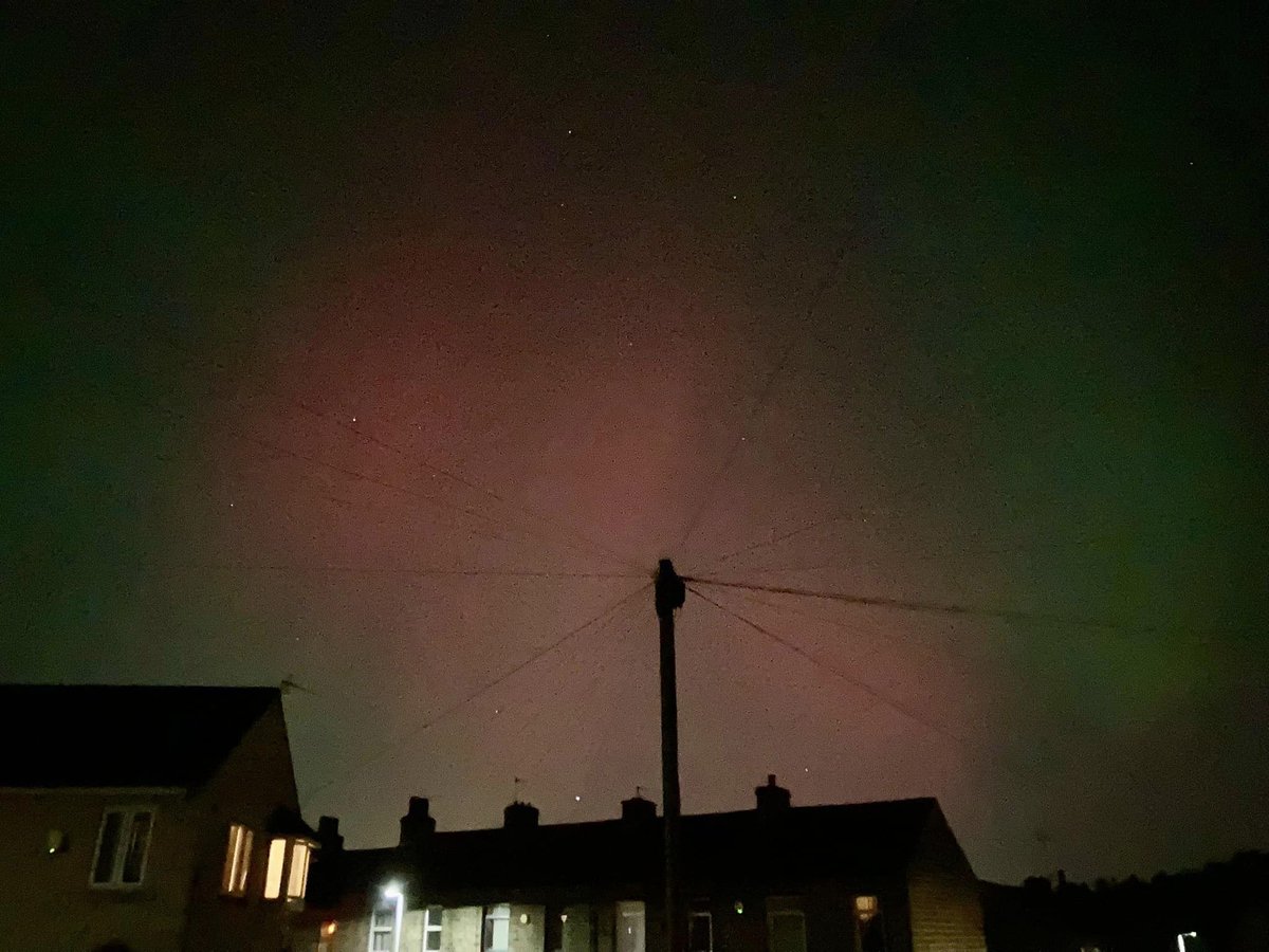 Smul2Bintcliffe's tweet photo. @ProfBrianCox #Auroraborealis in #Huddersfield #Yorkshire visible with naked eye. https://t.co/2JXCuzZNxY