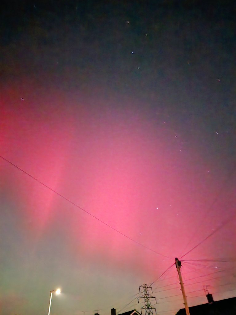 VixRoseGemB's tweet photo. What an experience to witness the #Auroraborealis just 20 miles or so away from #London and from my garden! 😍🌌🌌🌌 Absolutely mind-blowing!! 🤯
#northernlights #watford #aurora #stunning #nightsky #UK https://t.co/3qtmaaaO5a