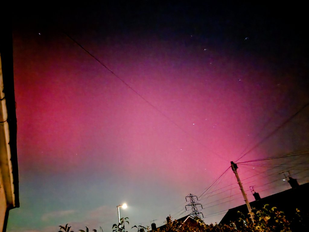 VixRoseGemB's tweet photo. What an experience to witness the #Auroraborealis just 20 miles or so away from #London and from my garden! 😍🌌🌌🌌 Absolutely mind-blowing!! 🤯
#northernlights #watford #aurora #stunning #nightsky #UK https://t.co/3qtmaaaO5a