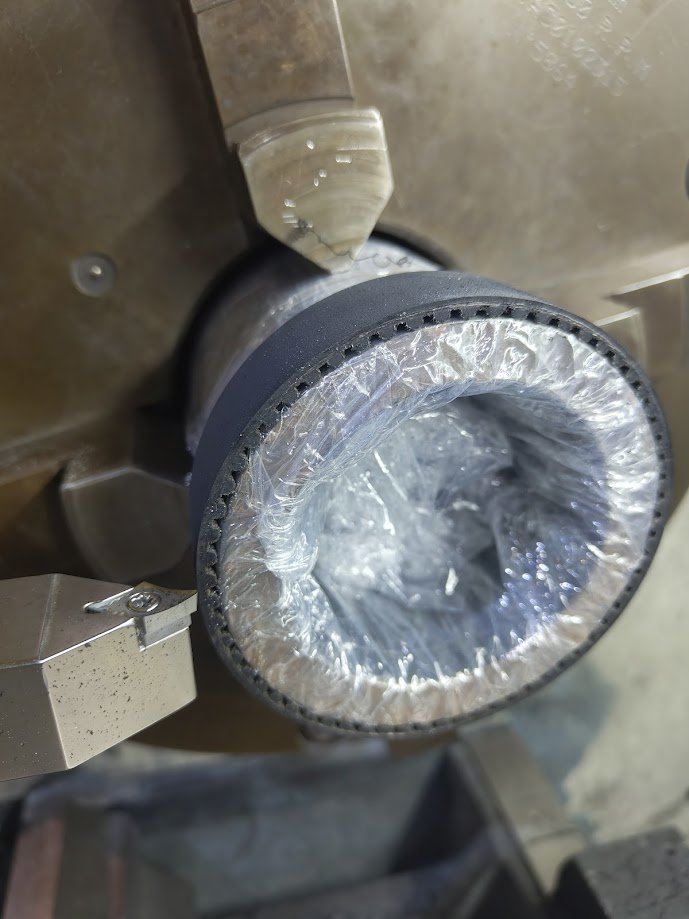 Manu_Roldan's tweet image. Correa dentada que rectificamos en diámetro, se ha fabricado un útil de acero para la cogida de las garras y con un simple fill transparente hace la suficiente fricción para que no se mueva, eso sí pasadas muy finas de apenas 3 décimas.

#torno #pinacho #mecanizado #bandcaucho