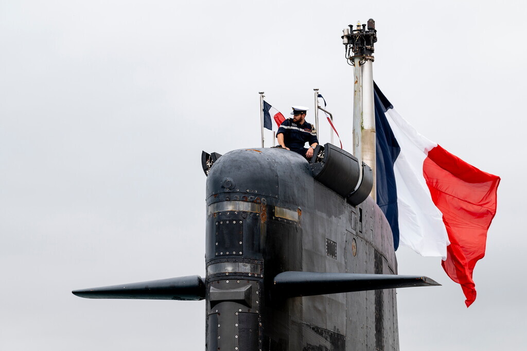 MarineNationale's tweet image. 🇫🇷 L’Emeraude appareille pour la dernière fois.

Admis au service actif en 1988, le SNA Emeraude participe notamment à l’opération Trident en 1999 et devient, en 2020, le premier sous-marin nucléaire d’attaque français à être déployé dans la zone indopacifique.