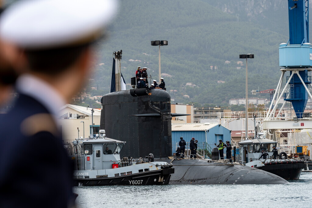 MarineNationale's tweet image. 🇫🇷 L’Emeraude appareille pour la dernière fois.

Admis au service actif en 1988, le SNA Emeraude participe notamment à l’opération Trident en 1999 et devient, en 2020, le premier sous-marin nucléaire d’attaque français à être déployé dans la zone indopacifique.
