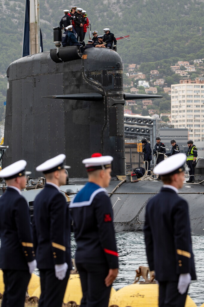 MarineNationale's tweet image. 🇫🇷 L’Emeraude appareille pour la dernière fois.

Admis au service actif en 1988, le SNA Emeraude participe notamment à l’opération Trident en 1999 et devient, en 2020, le premier sous-marin nucléaire d’attaque français à être déployé dans la zone indopacifique.