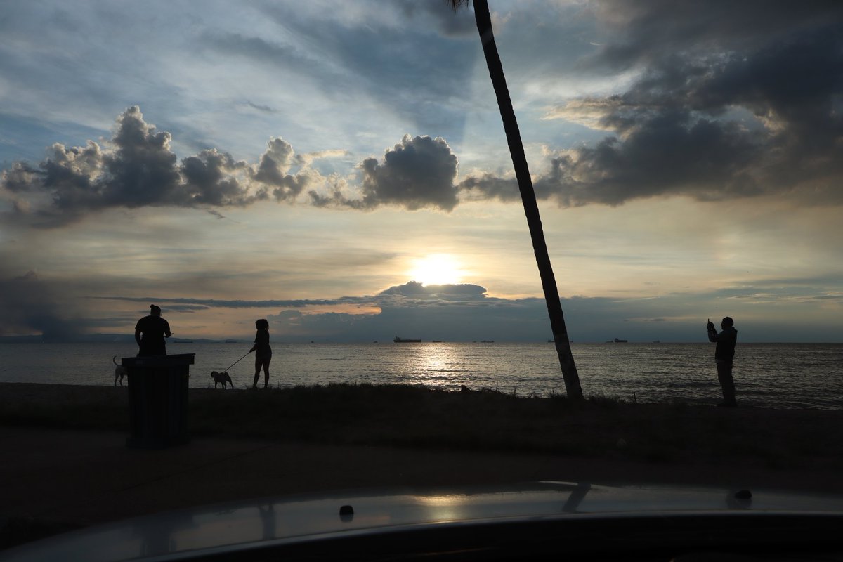 DrPRBC's tweet photo. Atardecer en Playa Mansa, Lechería. https://t.co/tzY9epPWzu