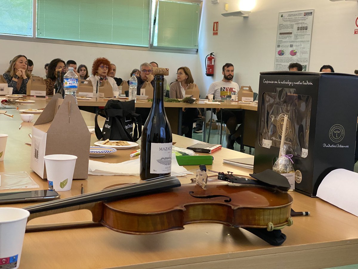 Y se fusionaron en el <a href="/idr_uclm/">IDR UCLM</a> el arte y la ciencia… la poesía y la pintura con vino.
👩‍🏫 Verónica Hernandez
👩‍🎨 Loli Ubide
🎻Elena Oliva

#luz #alma #olor #color #amistad #tiempo #sensibilidad #vino #arte #ciencia