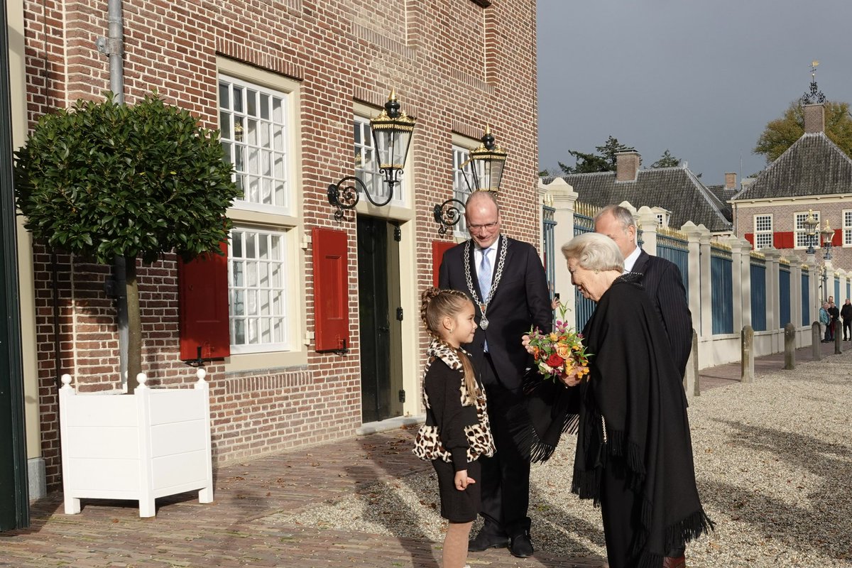 koninklijkhuis's tweet photo. Prinses Beatrix is bij de opening van de tentoonstelling ‘Queens by Andy Warhol’ in Nationaal Museum Paleis Het Loo. Na het openingsprogramma, bezoekt de Prinses de tentoonstelling en spreekt met de conservator. https://t.co/0UBv2GCHSZ https://t.co/nPZuZtUHEl