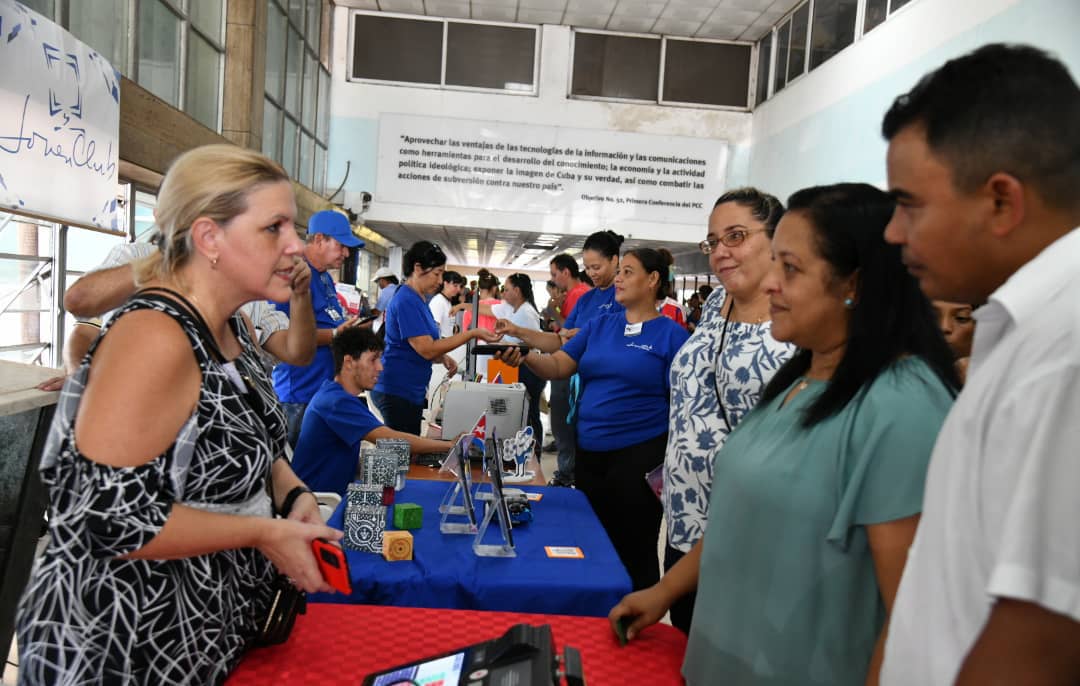 Día triste. Falleció nuestra querida Martha Mulet. Con ella contamos siempre para impulsar el comercio electrónico y la bancarización en #Cuba. Llegue el abrazo sincero a su esposo Liber, hijo, familia, amigos y compañeros de Tiendas Caribe de sus hermanos de <a href="/MINCOMCuba/">Ministerio de Comunicaciones Cuba</a>.