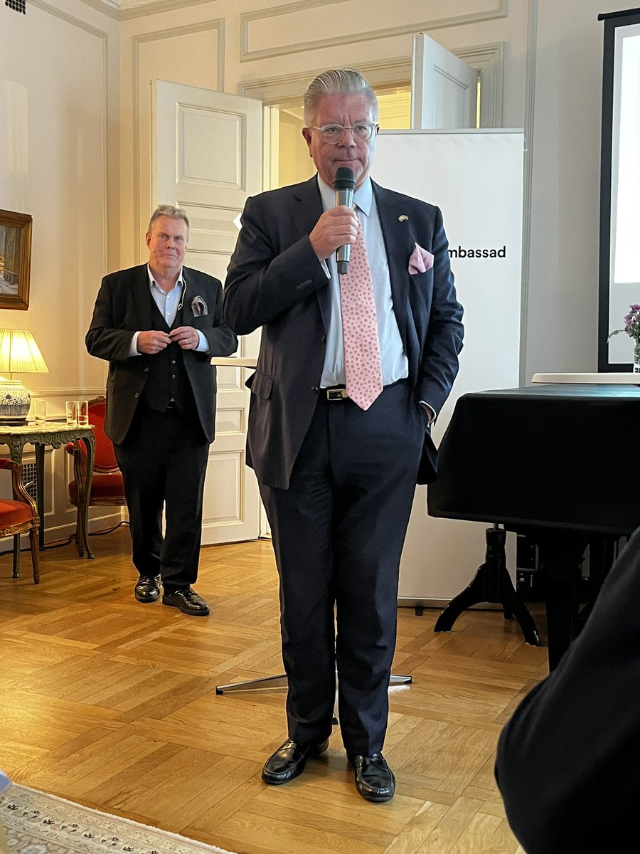 gunnarssonhanna's tweet photo. Åkte utomlands över en eftermiddag, det kan man som skåning! På svenska ambassaden i Köpenhamn tog Hans Wallmark emot för seminarium om Öresundsregionen just nu. Som skåning blir man ju också alltid glad när man får se åka till Köpenhamn, heja Öresund! #stateoftheregion https://t.co/Nb8qqTKNrd