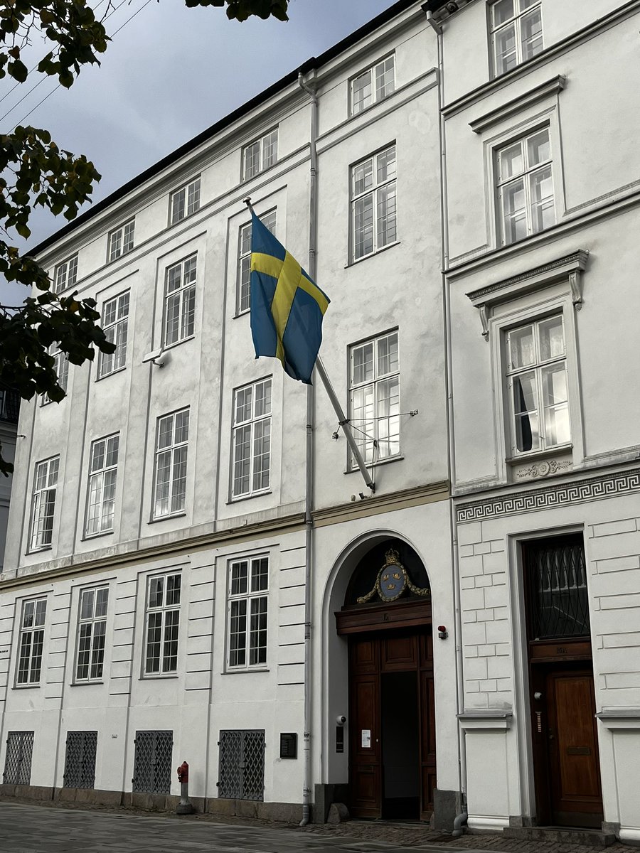 gunnarssonhanna's tweet photo. Åkte utomlands över en eftermiddag, det kan man som skåning! På svenska ambassaden i Köpenhamn tog Hans Wallmark emot för seminarium om Öresundsregionen just nu. Som skåning blir man ju också alltid glad när man får se åka till Köpenhamn, heja Öresund! #stateoftheregion https://t.co/Nb8qqTKNrd