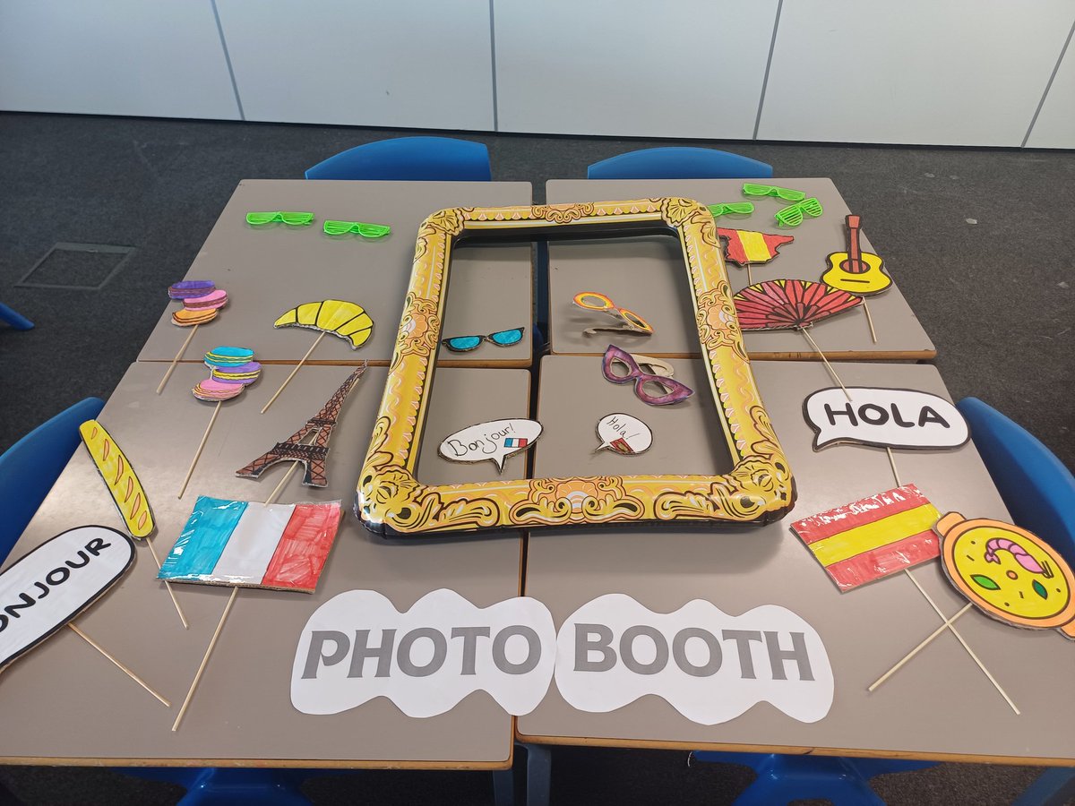 OACarlton_MFL's tweet photo. We had lots of fun tonight!!! The photo booth we created in 'MFL Manos Creativas' was a success and the French and Spanish food even more!!! 😉
Thank you for a great night!!! Keep loving languages!!! 🇫🇷❤️🇪🇸
#mflcarlton #carltonmfl #languagesarefun #welovemfl https://t.co/glw4GIT2nY