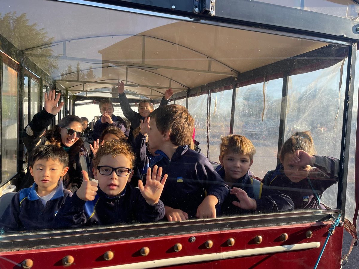CIPenacorada's tweet image. 🚂✨ Después de nuestra visita a Lactiber, nos hemos subido al tren turístico de León para recorrer los lugares más emblemáticos de nuestra ciudad. ¡Un día lleno de aprendizaje y diversión! #ExcursiónEscolar #León #TrenTurístico #DescubriendoLeón