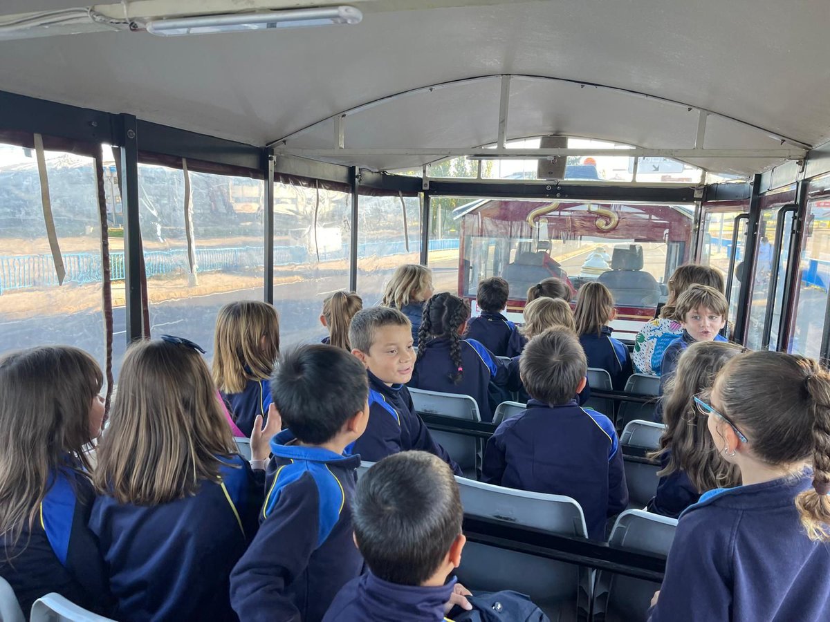 CIPenacorada's tweet image. 🚂✨ Después de nuestra visita a Lactiber, nos hemos subido al tren turístico de León para recorrer los lugares más emblemáticos de nuestra ciudad. ¡Un día lleno de aprendizaje y diversión! #ExcursiónEscolar #León #TrenTurístico #DescubriendoLeón