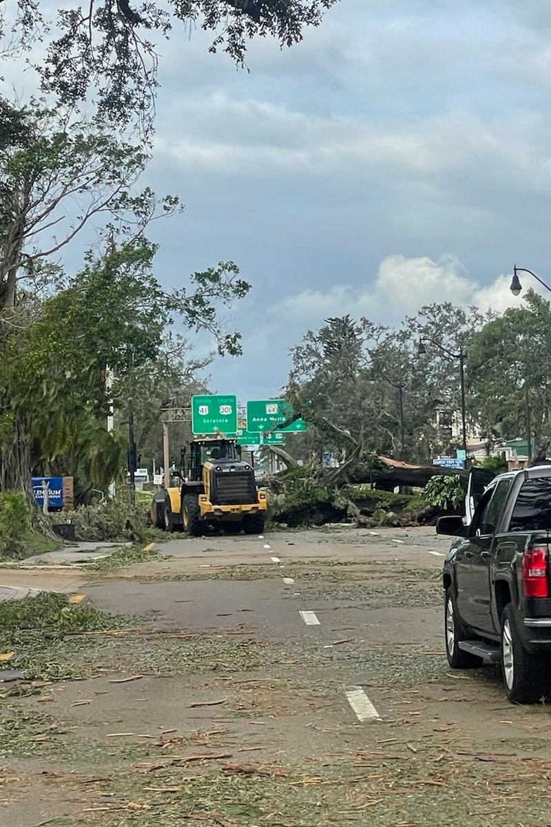 ManateeGov's tweet photo. Cleanup on State Road 64 . . . If you don't need to get anywhere, please continue to stay at home so our First-In-Teams can cleanup our roads quicker.
#miltonrecovery https://t.co/WXj33njavn