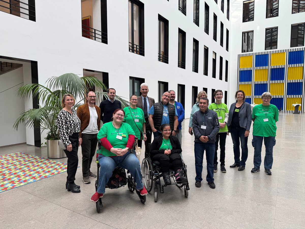 BMAS_Bund's tweet photo. Heute hieß es im BMAS in Berlin und Bonn: Schichtwechsel! 🤝 Für
einen Tag tauschten Kolleg*innen den Arbeitsplatz mit Beschäftigen aus Werkstätten für Menschen mit Behinderungen: https://t.co/QXVegVKtav https://t.co/7k8Acn6rBQ