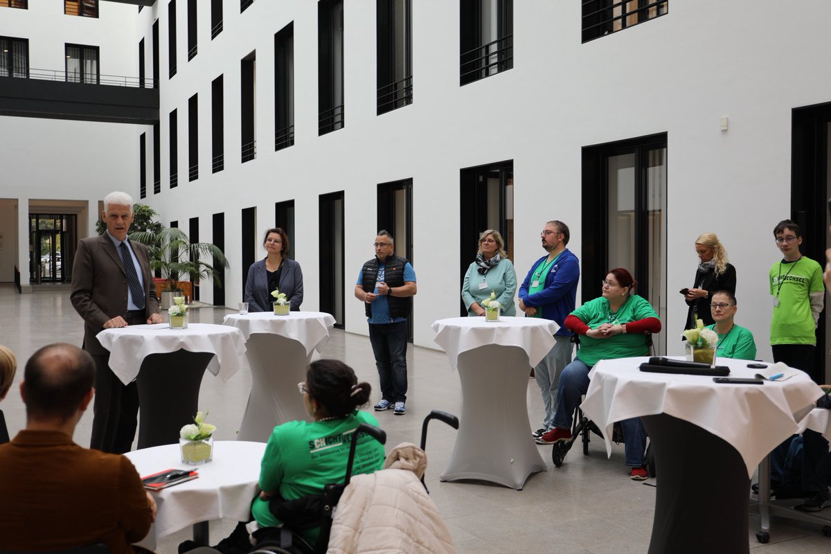 BMAS_Bund's tweet photo. Heute hieß es im BMAS in Berlin und Bonn: Schichtwechsel! 🤝 Für
einen Tag tauschten Kolleg*innen den Arbeitsplatz mit Beschäftigen aus Werkstätten für Menschen mit Behinderungen: https://t.co/QXVegVKtav https://t.co/7k8Acn6rBQ
