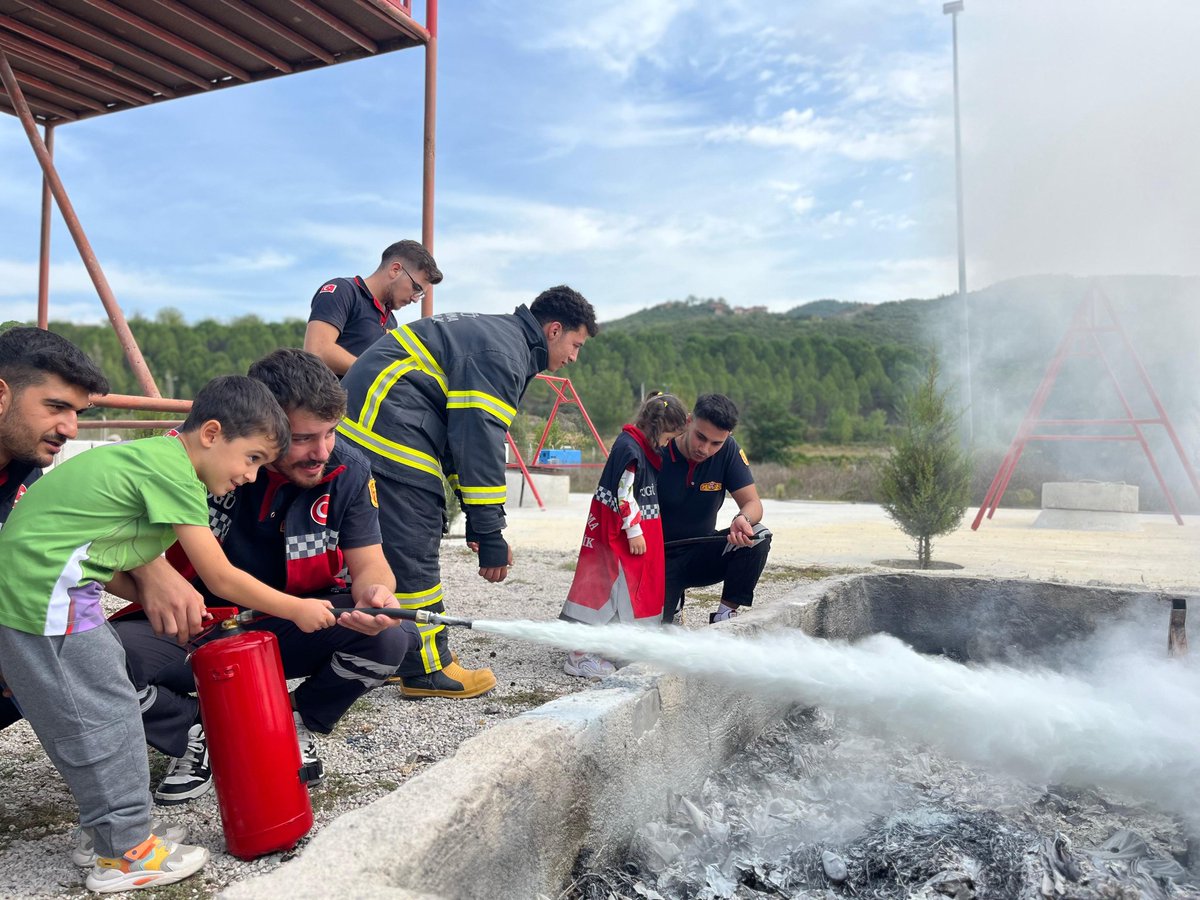 toguafamer's tweet photo. İtfaiye Haftası kapsamında Niksar Şifa Anaokulu ve Şehit Bülent AY okullarından Niksar MYO Sivil Savunma ve İtfaiyecilik Programını ziyaret ettiler. İtfaiye Eğitim Alanında bulunan parkurda eğlenen miniklere itfaiye öğrencileri Boyama Kitabı ve İtfaiyeci Maskesi hediye ettiler. https://t.co/HU1YRG0mZ6