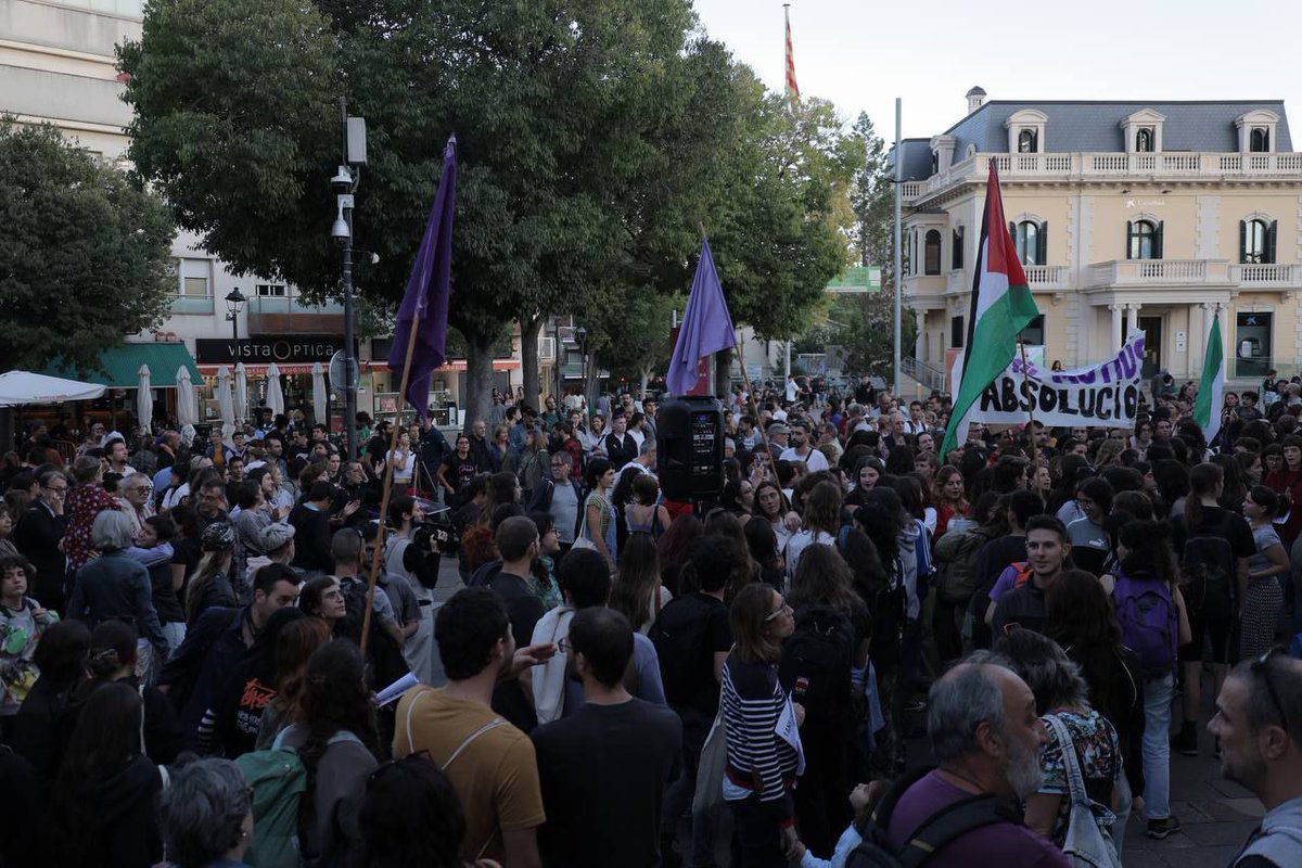 NO EMPRESONAREU EL FEMINISME! 

Centenars de persones solidàries avui a Sant Cugat del Vallès amb #8MilMotius ❤️‍🔥❤️‍🔥❤️‍🔥❤️‍🔥

Moltíssimes gràcies a totes les que demostreu cada dia que mai claudicarem, la lluita continua i guanyarem! ✊