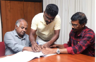 KaviSenu's tweet photo. සාම්ප්‍රදායික දේශපාලන පක්ෂ සියල්ලකම පාහේ අපේක්ෂකයන් තම නාමයෝජනා ලැයිස්තු සහ ජාතික ලැයිස්තු වලට මරා ගන්නා මෙවන් මොහොතක, එදත් - අදත් - ඉදිරියටත් ප්‍රතිපත්තිගරැක දේශපාලනයක නියැළෙන ජාතික ජන බලවේගය මෙරට දේශපාලන ඉතිහාසයේ අතිශය ප්‍රථම වතාවට විශේෂ අවශ්‍යතා සහිත ප්‍රජාව සඳහා වූ තම ප්‍රතිපත්තිය අනු�� යමින් දෘශ්‍යාබාධිත සාමාජිකයෙක් ජාතික ලැයිස්තුවට ඉදිරිපත් කර ඇත.

මෙතෙක් කල් කිසිදු පාලකයෙකුගේ අවධානයට ලක් නොවූ අපේම සහෝදර ජන ප්‍රජාවකගේ අයිතීන් වෙනුවෙන් ඉදිරියටත් කැපවීමට ජාතික ජන බලවේගය සූදානම්!

ප්‍රතිපත්තිගරැක දේශපාලනයක් වෙනුවෙන් ජාතික ජන බලවේගයේ ජයග්‍රහණය උදෙසා කැපවෙමු!