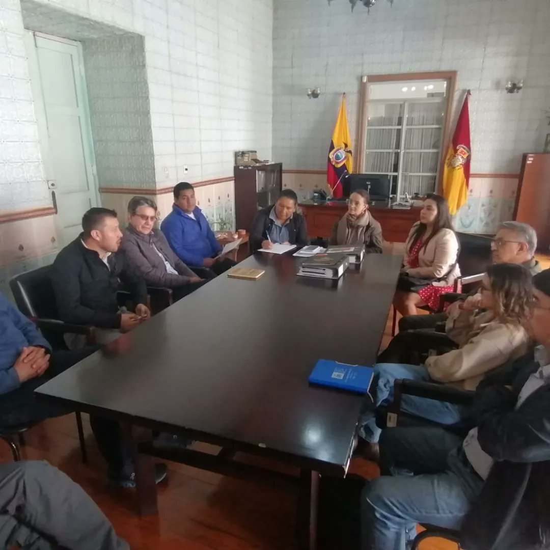 INPCEcuador's tweet photo. #INPCInforma 📣
Continuando con los compromisos adquiridos en la reunión llevada a cabo el 02 de octubre de 2024, con Yair Gárate, Subsecretario de Patrimonio del Ministerio de @Cultura_Ec; en la sede del INPC Zonal 6 de Cuenca, se llevó a cabo la reunión de seguimiento para la intervención del proyecto a realizarse en el Sitio Arqueológico Cojitambo de la provincia del Cañar.
Con la participación de la delegación de la @PrefecturaCanar, autoridades de la Junta Parroquial de Cojitambo y miembros de nuestra institución, se estableció una hoja de ruta para dar seguimiento a los acuerdos establecidos.