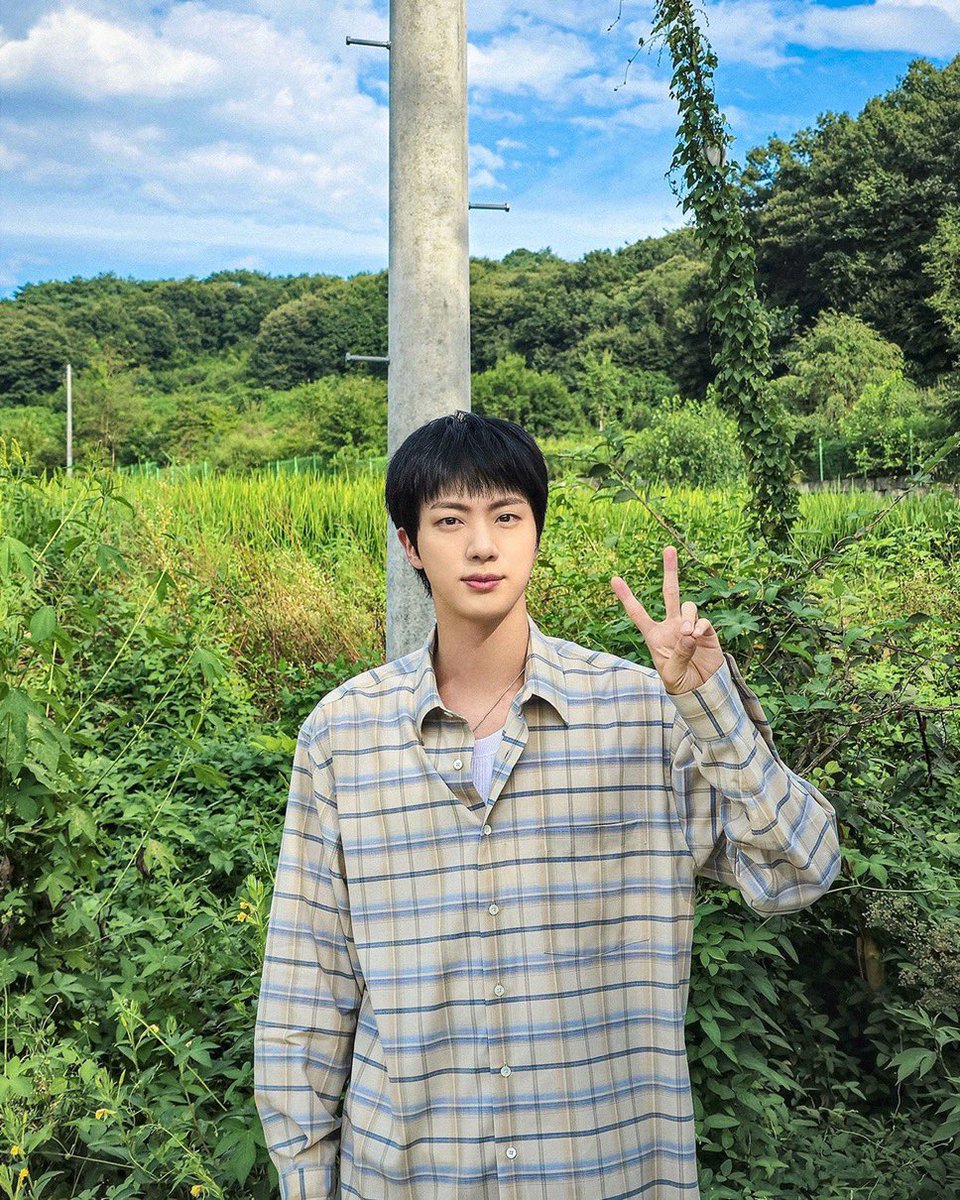 jin_ya__wwh's tweet photo. ジンくん農夫になっても素敵だった👨🌾黙々と汗流しながら🌶️収穫する後ろ姿🥺💘毎回凄いなと思う、人に対しても何事にも誠実に取り組むジンくんㅠㅠ✨
あとハンサムに撮る場所とか背景(電柱?緑モリモリ🌱)なんて関係ないんだなって改めて思いましたー!すきーー!!
#RunJin_EP9 #BTSJIN #방탄소년단진 https://t.co/9DUDqxM1co