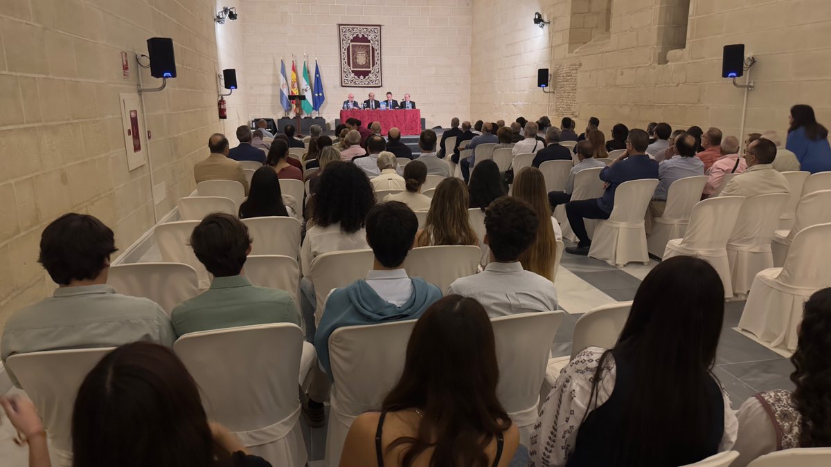 Esta es la tarde noche de Manuel Rosa en Jerez. ‘La Virgen de la Estrella y la Puerta de Sevilla’, ya en tu librería. Un gran libro de ARTE.