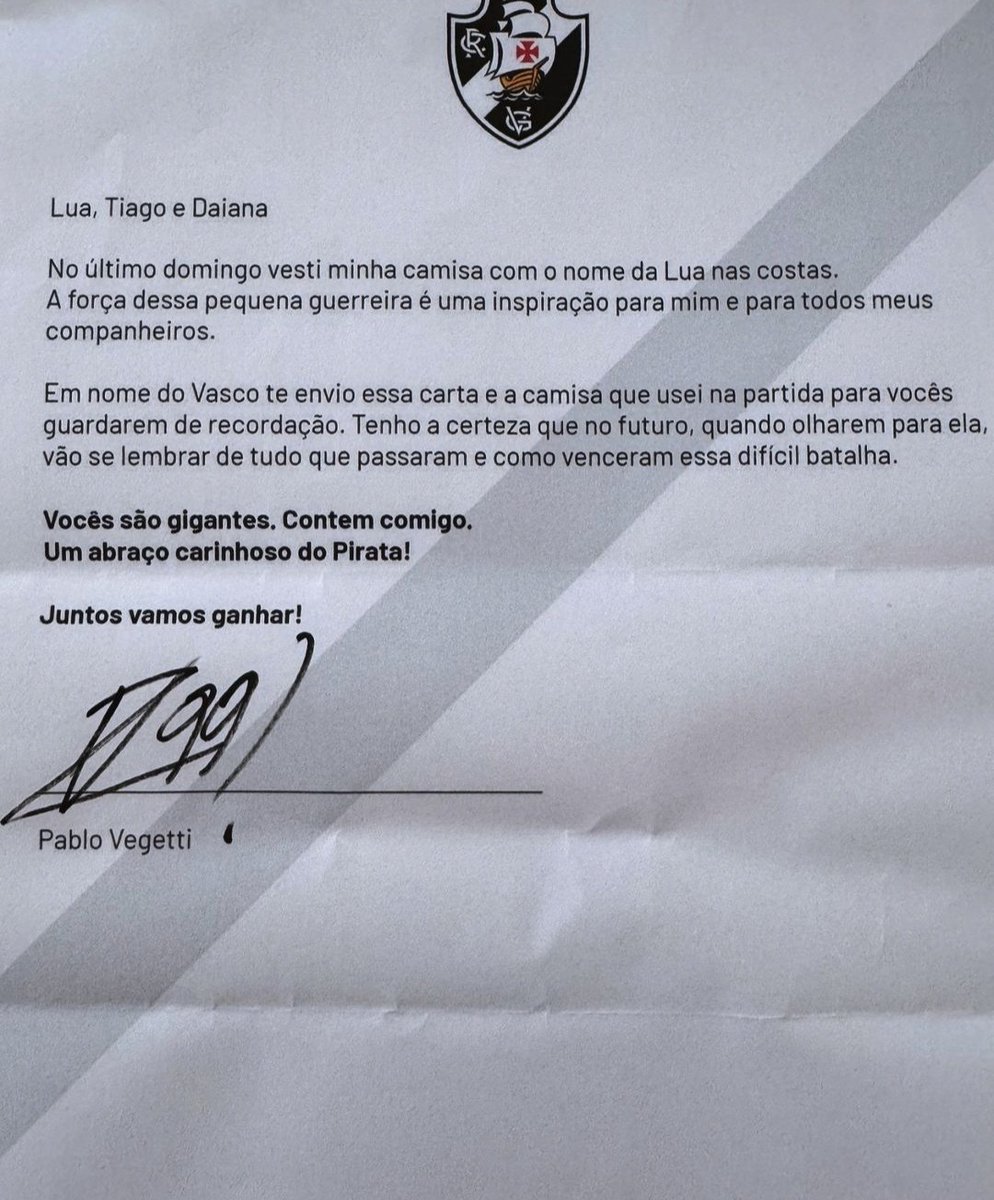 newscolina's tweet photo. Tiago Leifert recebeu em casa a camisa com o nome de sua filha, Lua, usada pelo Pirata na campanha do Vasco contra o Retinoblastoma, câncer ocular que atinge crianças de 0 a 5 anos.

— A homenagem do Vasco e o carinho do Vegetti me dão força e empolgação para seguir em frente.

Escreveu o jornalista em seu Instagram. 

❤️‍🔥🫰🏻💢⚽👀