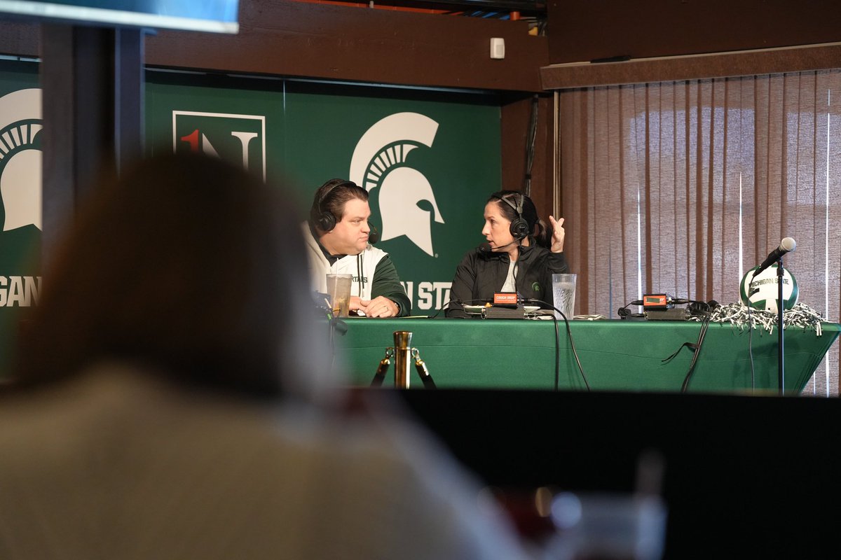 LeahJohnson_VB's tweet photo. Another great radio show! Hearing Akasha talk about her plans for the future, listening to Maddie talk about her experiences as a young coach. I'm thankful to have the platform that allows me to shed light on the amazing women who make up our program.

#gogreen
#servegrowhonor https://t.co/WTuO8nxJke