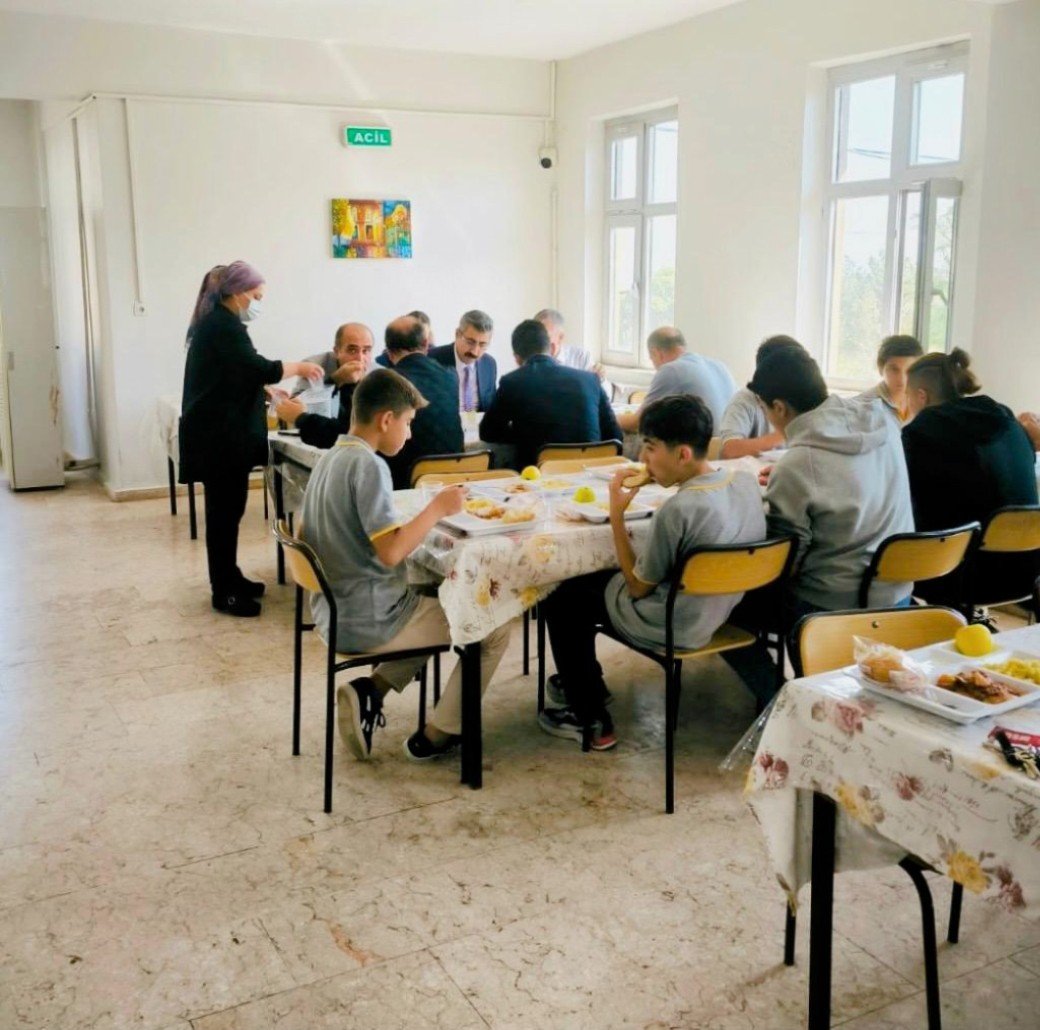 R.K. CUMHURİYET FEN LİSESİ (@cfl_21) on Twitter photo İlçe Milli Eğitim Müdürümüz Sn. Hüsamettin ATLI, ilçe Şube Müdürlerimiz Ali AKBAŞ ve Uğur KAPLAN okulumuzu ziyaret etmiştir.
Eğitime dair sundukları kıymetli görüş ve destekleri için teşekkür ederiz.
<a href="/Murat4Kucukali/">Murat Küçükali</a>
<a href="/husamettin_atli/">Hüsamettin ATLI</a>
<a href="/aliakbas0121/">Ali AKBAŞ 🇹🇷</a>
<a href="/kaplanugr/">Uğur Kaplan</a> İlçe Milli Eğitim Müdürümüz Sn. Hüsamettin ATLI, ilçe Şube Müdürlerimiz Ali AKBAŞ ve Uğur KAPLAN okulumuzu ziyaret etmiştir.
Eğitime dair sundukları kıymetli görüş ve destekleri için teşekkür ederiz.
<a href="/Murat4Kucukali/">Murat Küçükali</a>
<a href="/husamettin_atli/">Hüsamettin ATLI</a>
<a href="/aliakbas0121/">Ali AKBAŞ 🇹🇷</a>
<a href="/kaplanugr/">Uğur Kaplan</a>
