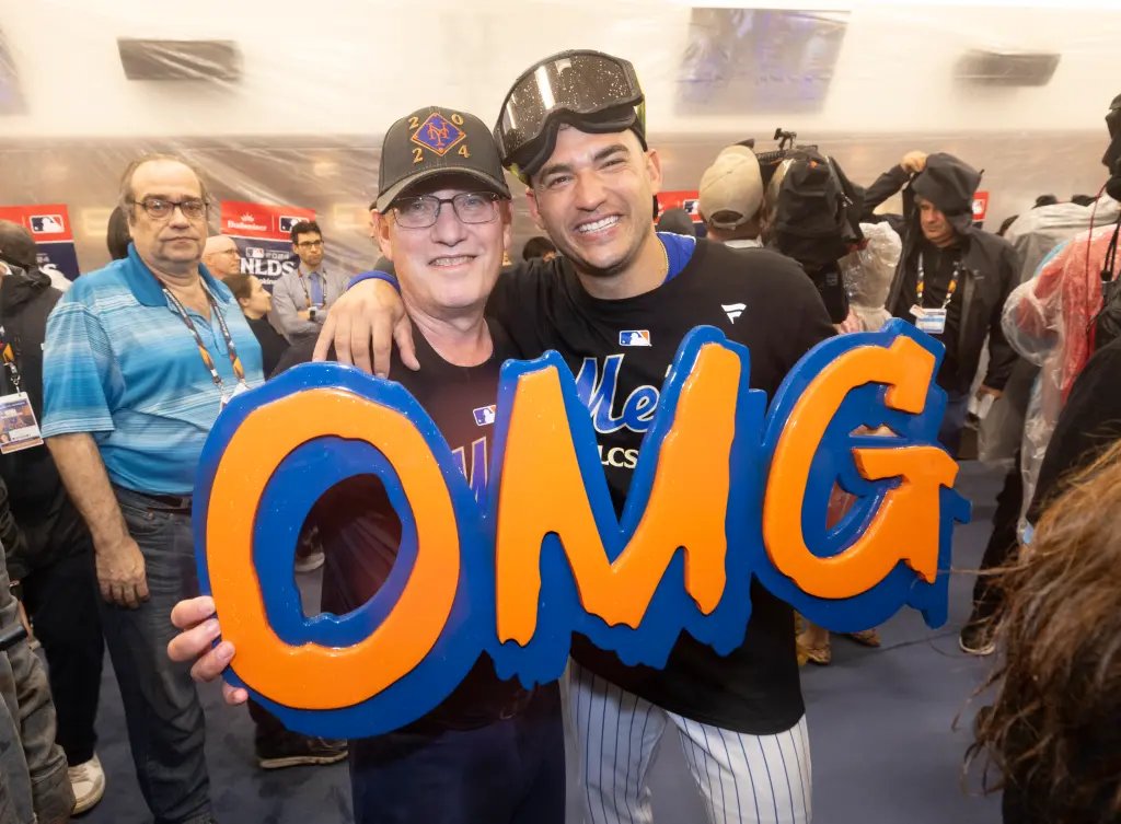 MorningBrew's tweet photo. If there was ever any doubt that the Mets are America's team this fall: 

A fast food mascot, hedge fund manager, and Latin pop star helped save the US economy last night https://t.co/cPWPX3IUYx