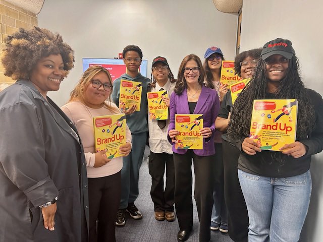 Thank you to <a href="/yonkerslibrary/">Yonkers Public Library</a> and Librarian Victoria Addo-Prempeh for hosting me and all of our incredible attendees at the College Ready event! 🌟🎓

Be sure to get your copy of BrandUp here: amazon.com/Brand-Up-Ultim…

#college #collegeadmissions #career #careeradvice #collegelife
