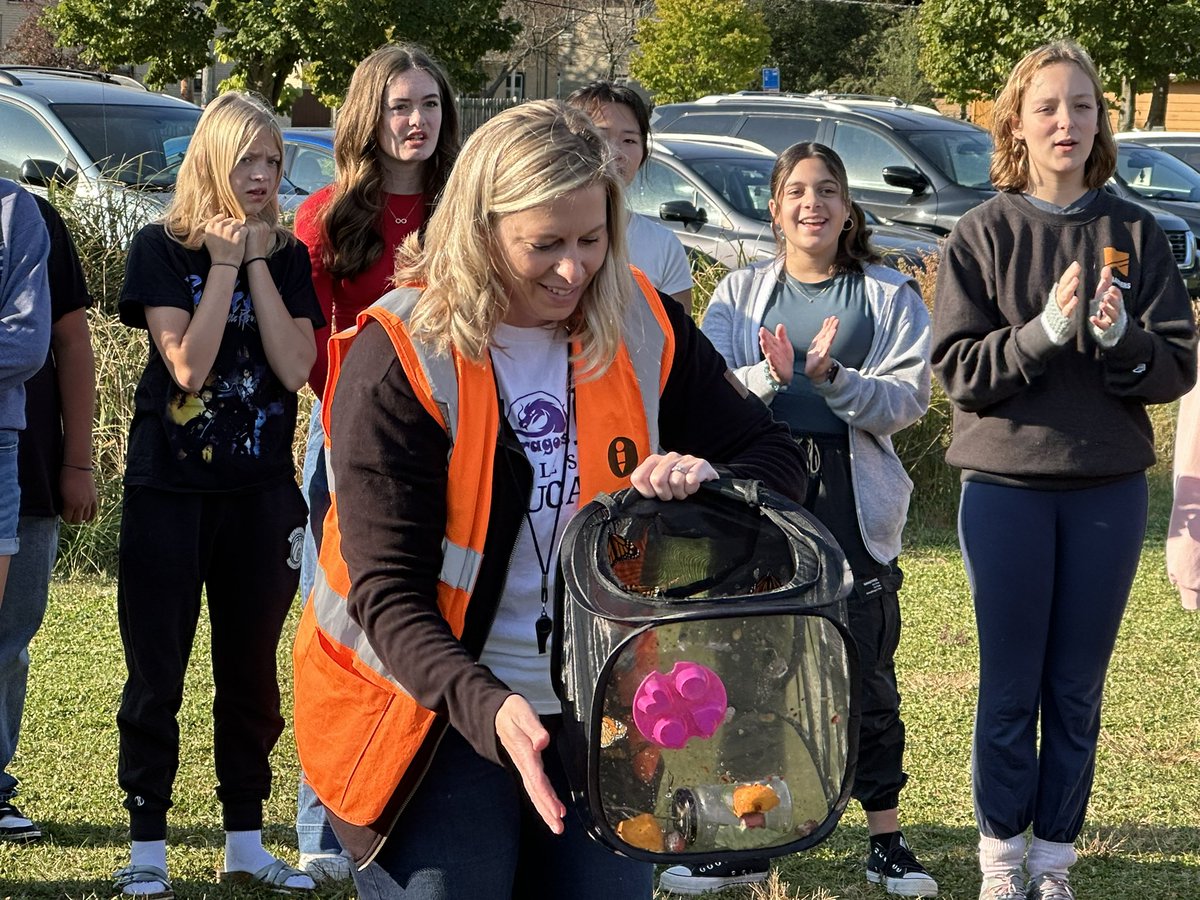 TokiMiddle's tweet photo. Our 8th grade released Monarch butterflies today that they had raised since their caterpillar stage. #tokithrives https://t.co/ssMwdE2LBZ