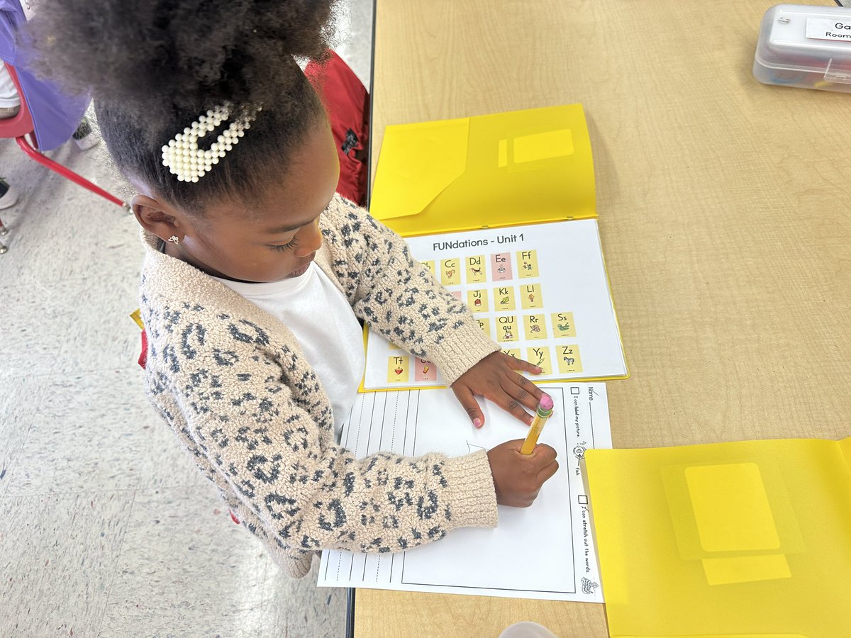 Working hard in writing using our resource folders! #RBBisBIA <a href="/rbpsEAGLES/">Red Bank Primary</a> <a href="/moranb409/">Beth Moran</a>