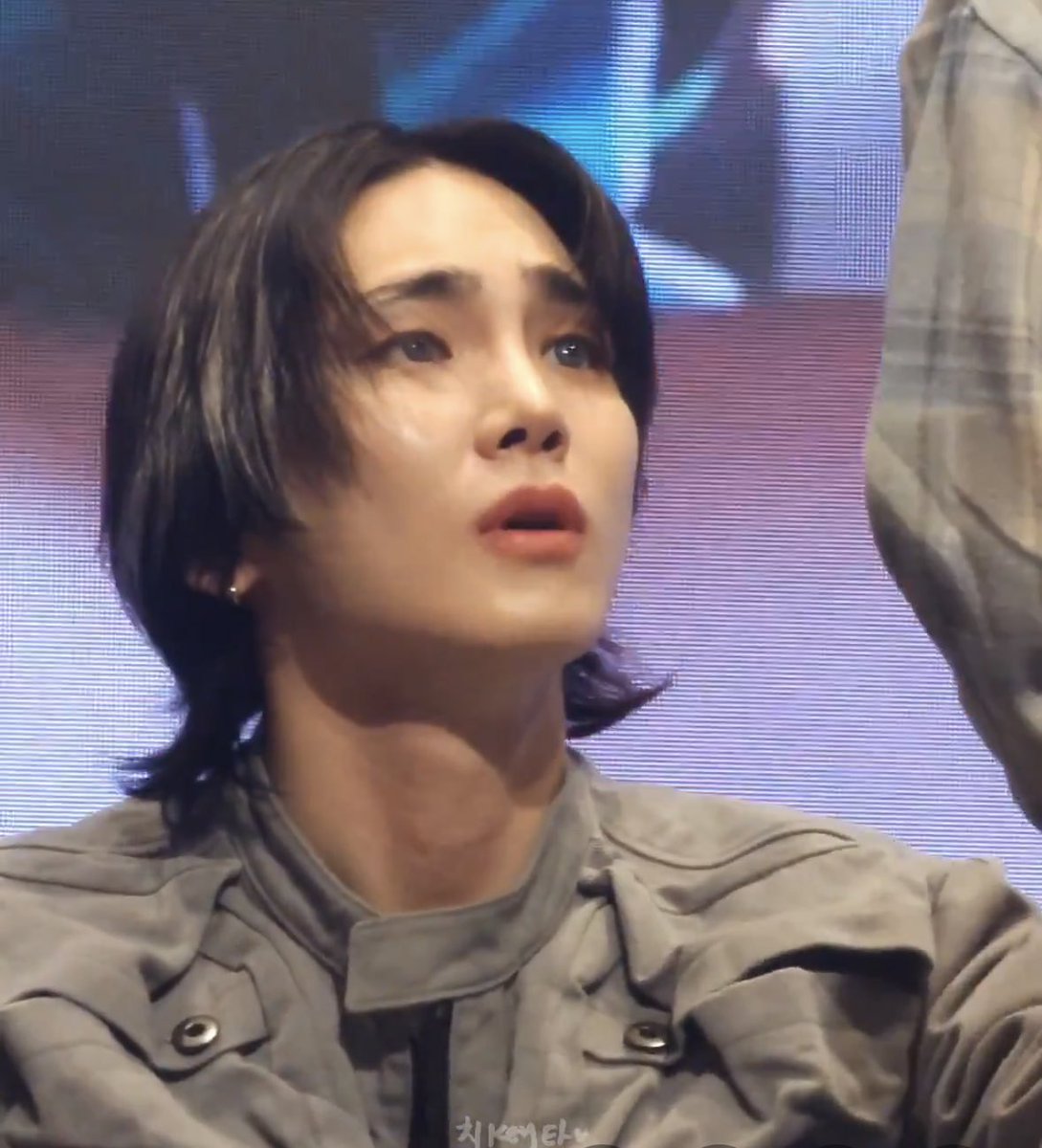 helibum23's tweet photo. kibum going to the fansign today wearing his stage outfit with his hair and make up done the same way even tho there was no music show just for fans god I love him https://t.co/GfDLgPOCna
