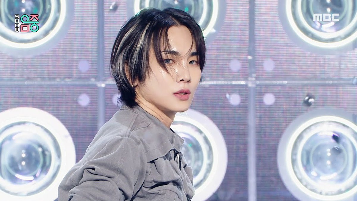 helibum23's tweet photo. kibum going to the fansign today wearing his stage outfit with his hair and make up done the same way even tho there was no music show just for fans god I love him https://t.co/GfDLgPOCna