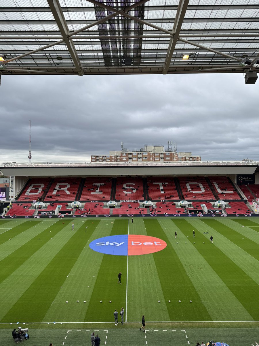 MollyStephens_'s tweet image. 4 grounds. 2 weekends.

⚽️ 📍Kassam Stadium: Oxford v Burnley
⚽️ 📍 Swansea. com Stadium: Swansea v Bristol City
🏉 📍The Rec: Bath Rugby v Bristol Bears
⚽️ 📍Ashton Gate: Bristol City v Cardiff

#BBCFootball @5livesport #BBCFinalScore