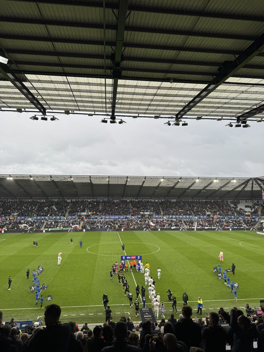 MollyStephens_'s tweet image. 4 grounds. 2 weekends.

⚽️ 📍Kassam Stadium: Oxford v Burnley
⚽️ 📍 Swansea. com Stadium: Swansea v Bristol City
🏉 📍The Rec: Bath Rugby v Bristol Bears
⚽️ 📍Ashton Gate: Bristol City v Cardiff

#BBCFootball @5livesport #BBCFinalScore