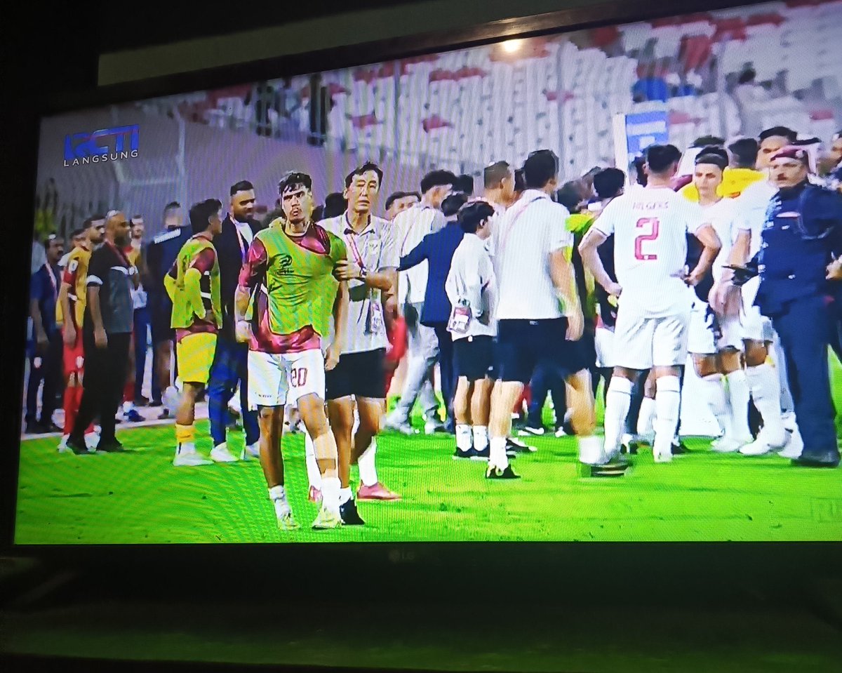 Jangan pernah tanya lagi nasionalisme pada pemain diaspora dan keturunan kita. Semuanya berjuang sampai keringat di terakhir di lapangan demi lambang Garuda di dada.

Yang berjuang di lapangan bermain mati-matian, yang di luar lapangan perjuangkan harga diri mati-matian 🥹🇮🇩