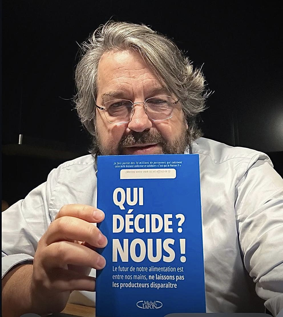 Voici le tout premier exemplaire imprimé du manifeste publié par les consommateurs en soutien aux producteurs. Demain je le poserai à 6h20 sur la table de la matinale de France Inter en espérant que beaucoup de gens pourront être sensibilisés au sort essentiel de ceux qui nous