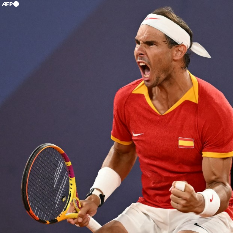 InvictosSomos's tweet photo. DÍA TRISTE PARA EL DEPORTE MUNDIAL. Después de más de 2 décadas de carrera, Rafa Nadal anunció su retiro del tenis profesional. La leyenda de España colgará la raqueta tras participar en la Copa Davis de noviembre. Una carrera plagada de éxitos, momentos memorables y actuaciones históricas. Fueron 22 títulos Grand Slam, 36 Masters 1000, 5 Copas Davis y 2 medallas de oro olímpicas. Se marcha el segundo máximo ganador de títulos de Grand Slam en toda la historia. Se despide el hombre que protagonizó la mejor rivalidad en el tenis junto a Roger Federer. Dice adiós uno de los mejores tenistas y deportistas de todos los tiempos. Una fuerza de la naturaleza. El dueño de una mentalidad inquebrantable. La Fiera. El Rey de la Arcilla. GRACIAS POR TODO, RAFA.