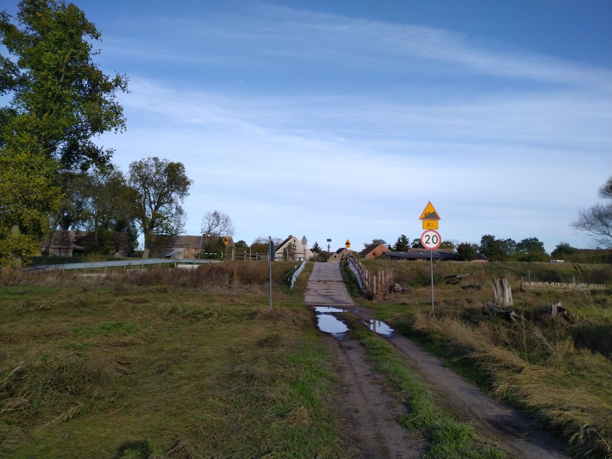SaveOder's tweet image. Nach dem verheerenden #Hochwasser der #Odra/#Oder und ihren Zuflüssen in 🇨🇿 und 🇵🇱 lässt sich sagen, dass die Flut an der 🇵🇱🇩🇪 #Grenzoder weitgehend harmlos ablief. Auch weil der Fluss im Bereich der #Warthe-Mündung genug Raum bekam - wie in #Chlewice. 1/2