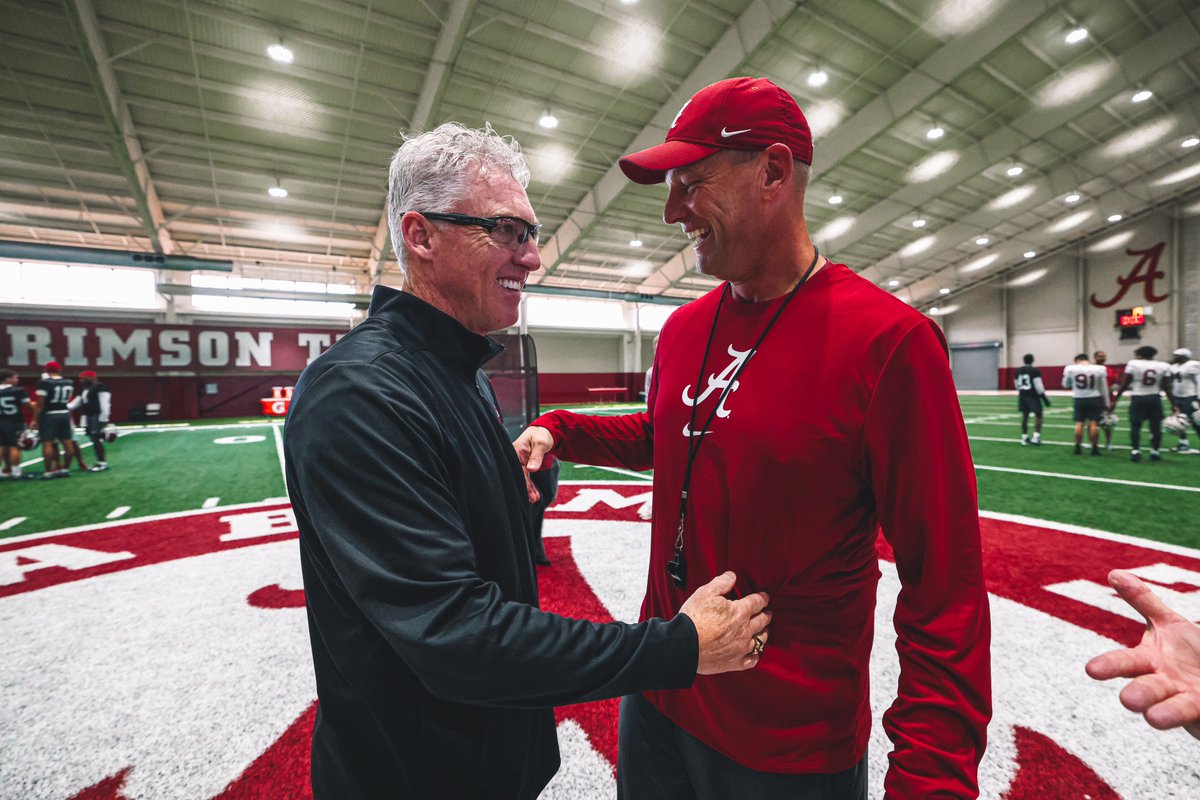 AlabamaFTBL's tweet photo. 𝙍𝙖𝙧𝙚 𝙏𝙞𝙙𝙚 
The Man, The Myth, The Legend: Kent Gidley—39 years of capturing the spirit of Alabama Football. 📸 

#RollTide https://t.co/oijZE5ti83