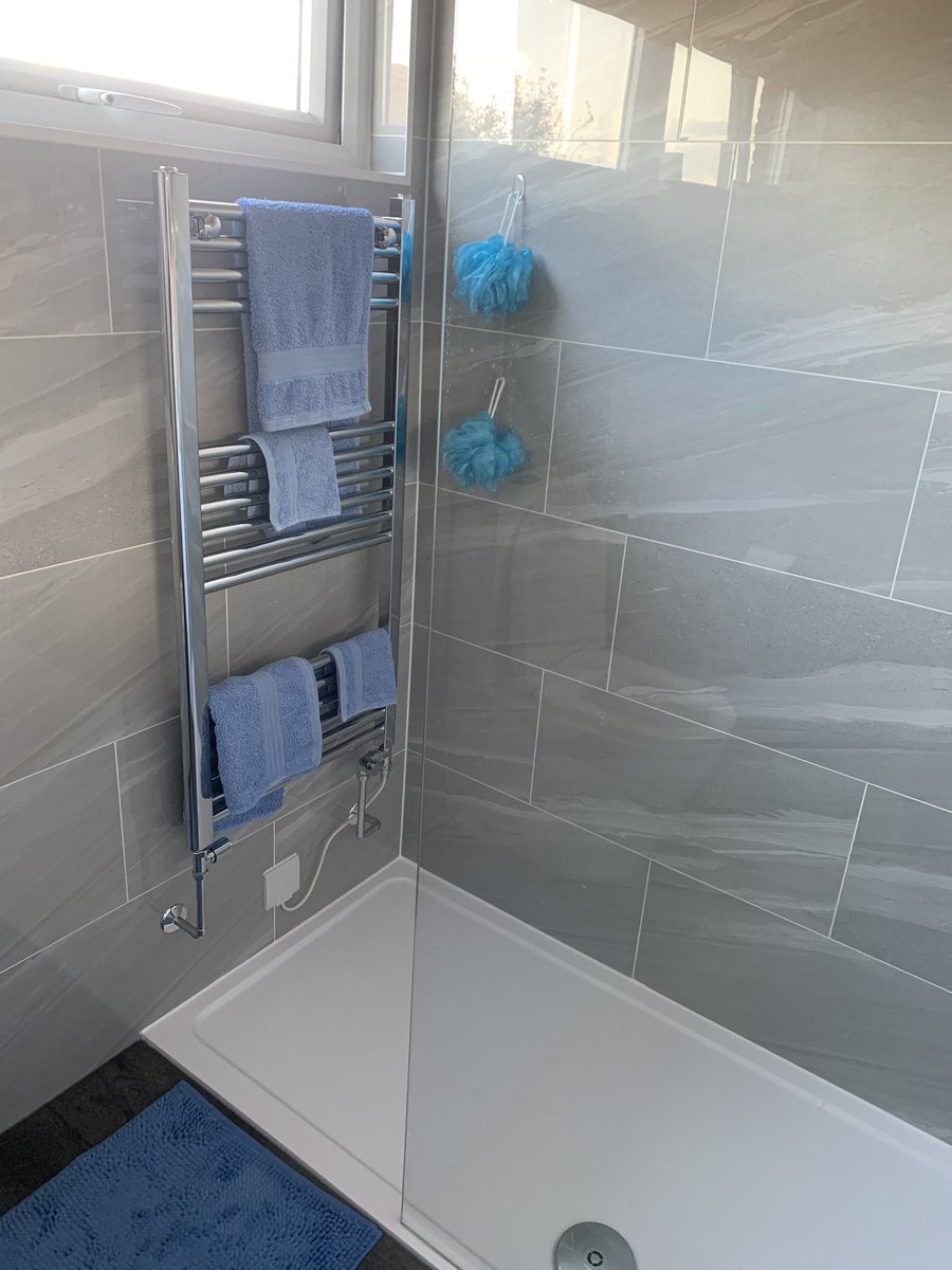 Sparky_Darryl's tweet photo. Flex Outlet Plate in Zone 1 of Shower Cubicle, what observation classification code if any would you give it?
Assuming the electric towel rail element  connected to it is suitable for zone 1!
#SparksLife
#electrician 
#bathroom_electrics
#shower
#TowelRail
#Sparks
#NICEIC
#PartP https://t.co/HCRxWRHq3A
