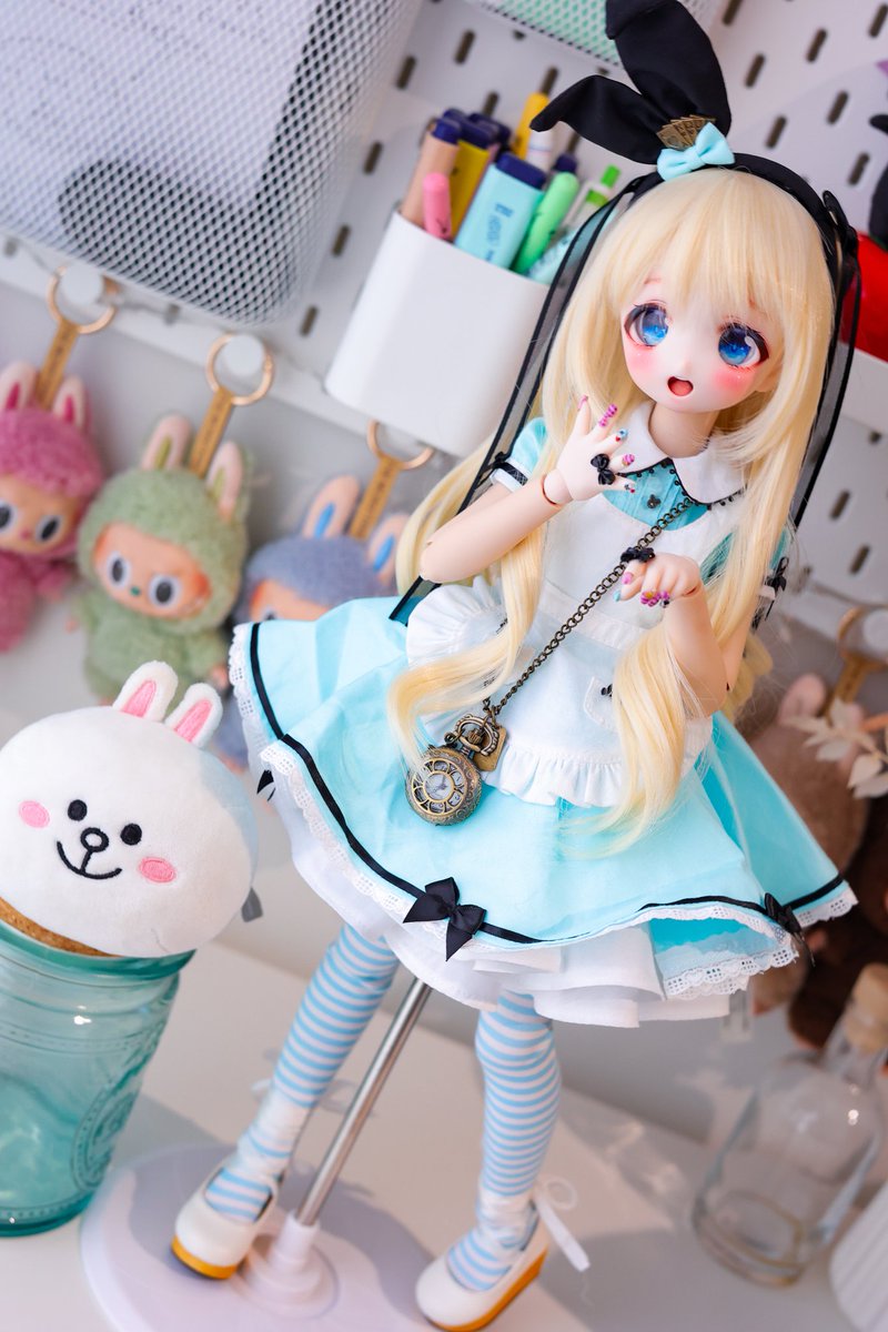 himedi_'s tweet photo. My cute Lyra with her beautiful Alice in wonderland themed nails by @s_p0810 #sweetpuff #MDDはいいぞ #mdd좋아요 #cute https://t.co/AFCNR116NU