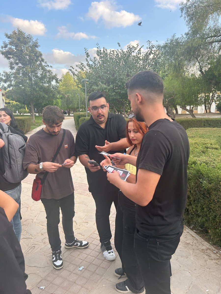KKTCUlkuOcak's tweet photo. Son günlerde anavatanımızda yaşanan kadın cinayetlerine karşı farkındalık uyandırmak amacıyla ada genelinde teşkilatlarımız tarafından erkek vatandaşlarımıza “KADINA ŞİDDETE HAYIR” temalı el broşürleri, kadın vatandaşlarımıza çiçek dağıtımı yapılmıştır. https://t.co/7Pd835vxIY