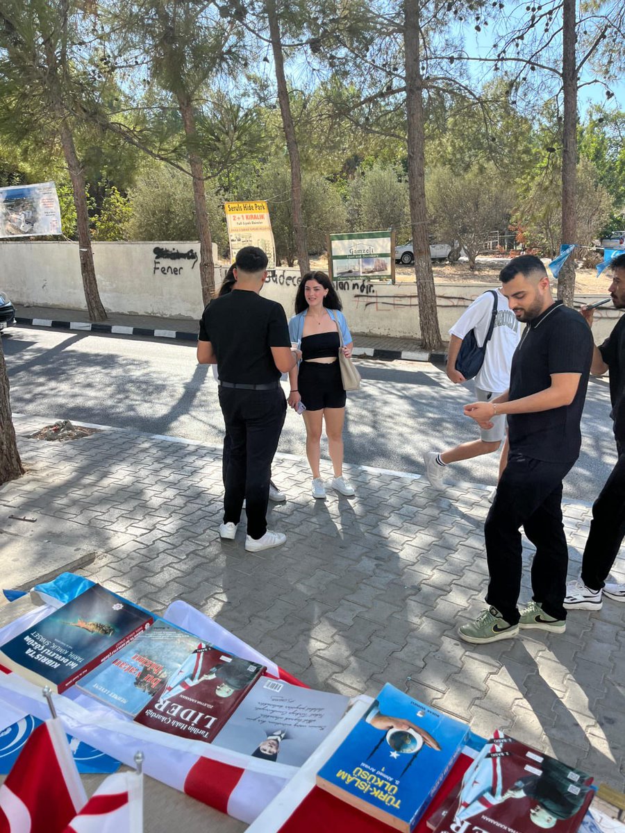 KKTCUlkuOcak's tweet photo. Son günlerde anavatanımızda yaşanan kadın cinayetlerine karşı farkındalık uyandırmak amacıyla ada genelinde teşkilatlarımız tarafından erkek vatandaşlarımıza “KADINA ŞİDDETE HAYIR” temalı el broşürleri, kadın vatandaşlarımıza çiçek dağıtımı yapılmıştır. https://t.co/7Pd835vxIY