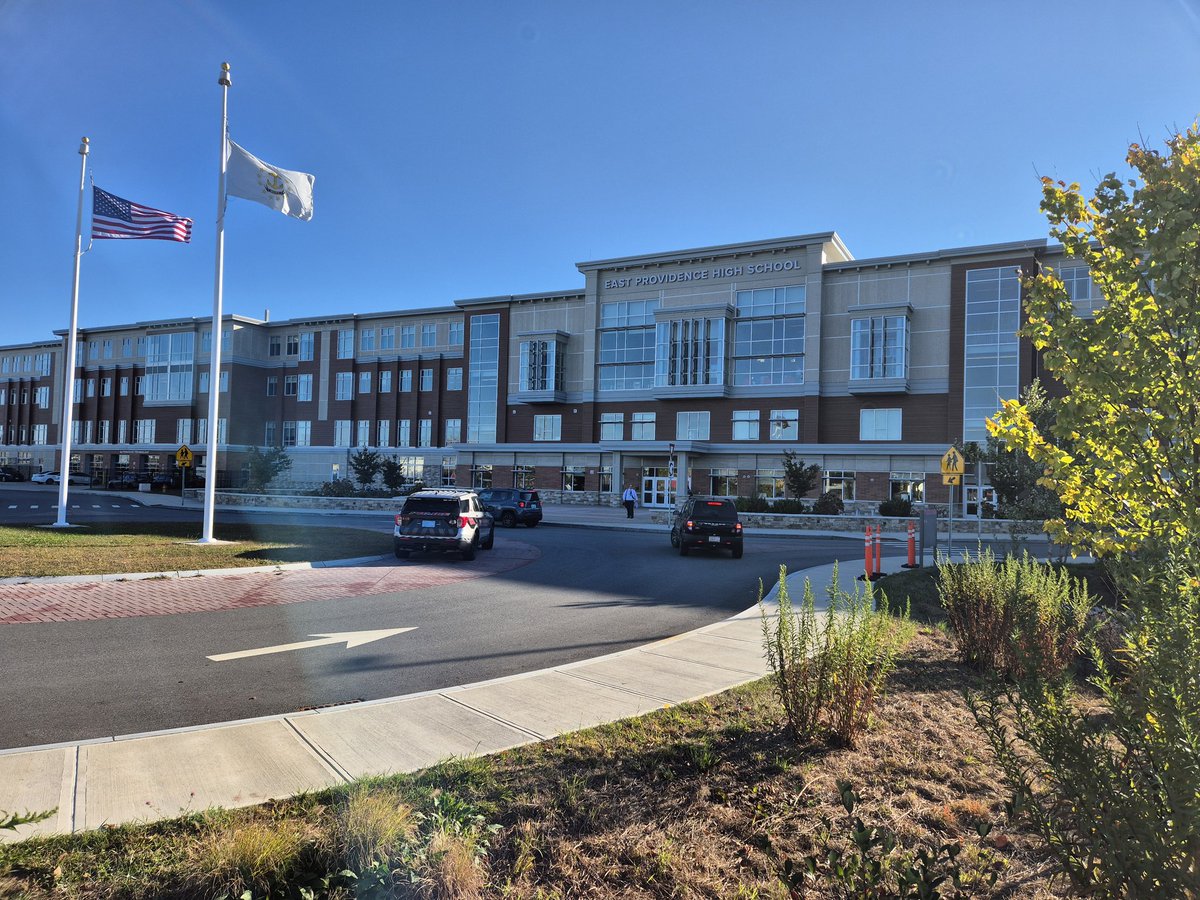 L'équipe de l'ANR CCEH est à Providence, Rhodes Island, USA. Nous débutons le colloque de l'International Society of History Didactics par la visite d'un lycée américain, très instructif! Discussions avec les élèves et les enseignants. Notre symposium est samedi! 😎 #didactique